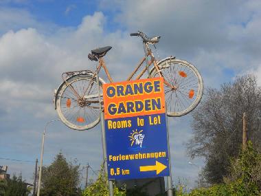 Hinweisschild zum Orange Garden