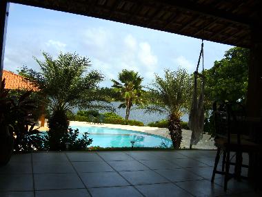 Blick von der Terasse �ber den Pool zum See