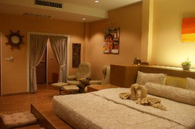 Das Schlafzimmer MARCO POLO (30 m2) mit direktem Pool-Zugang und eigener Terrasse