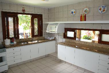 die K�che hat 2 mannshohe K�hlschr�nke und einen Tiefk�hlschrank, Mikro, TV und Sterio