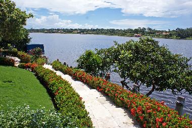 der Weg zum Bootssteg