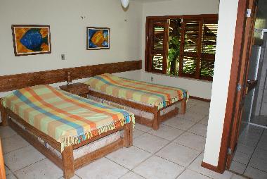 ein Zweibettzimme, rechts mit Eingang zum Badezimmer