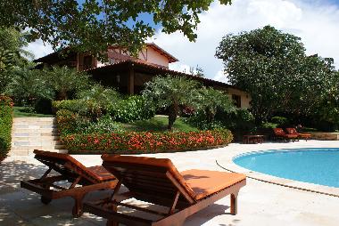 Sonnenliege unter einem schattenspendenden Cashewbaum.