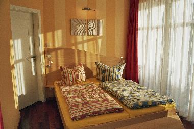 Schlafzimmer mit Zugang zum Balkon