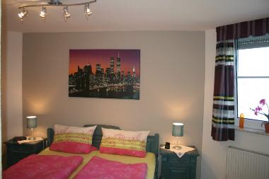 Das Schlafzimmer mit Doppelbett im EG