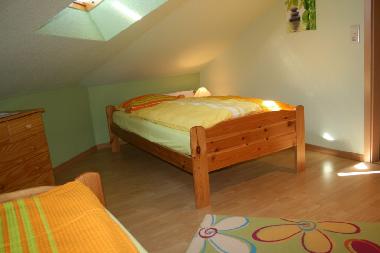 Das 2. Schlafzimmer mit 2 Einzelbetten im DG