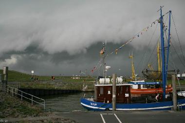 Aufziehendes Unwetter �ber dem Dorum-Neufelder Kutterhafen
