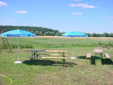 Garten mit Blick aufs Feld