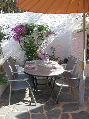 Esstisch im Innenhof