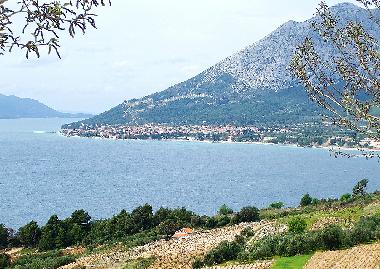 Mitte: Orebic. Links: Korcula. Vorne: Postup