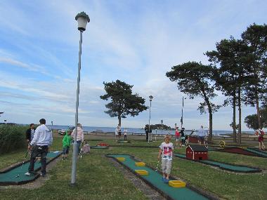 Minigolf und Leuchtturm Garpen in hintergrund