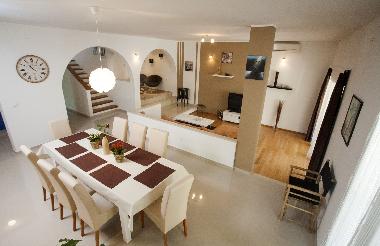 Esszimmer,Wohnzimmer,Kuche alles im einem grossen Raum.