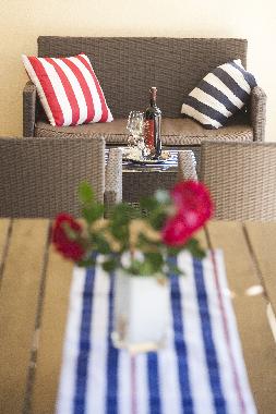 Loggie zwischen Wohnzimmer und Pool.