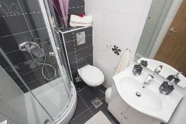 Wir haben 5 Badezzimer + eine Dusche im Wellnesberreich.