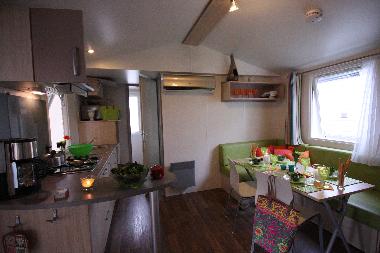 Dert Salon mit Kuechenteil vom neuesten Chalet Super-Mercue 7,50 m X 4 m mit ueberdachter Veranda