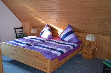 Schlafzimmer mit Doppelbett