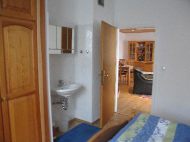 beide Schlafzimmer haben einen   Waschplatz mit Spiegelschrank