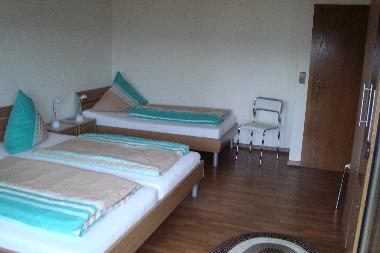 Das Schlafzimmer bietet Platz f�r bis zu drei Personen.