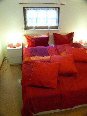 2. Schlafzimmer mit Fernseher