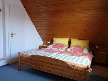 Schlafraum mit Doppelbett.