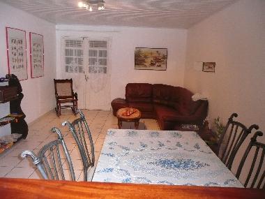 Ess-Wohnzimmer abgetrennt durch Bar zur K�che