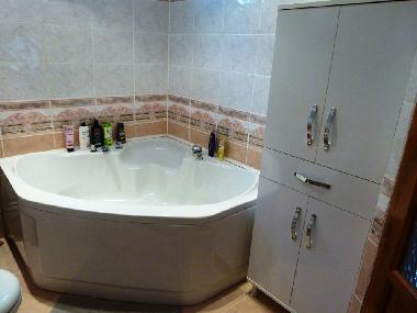 Gro�e Eckbadewanne mit Sitz zum Duschen