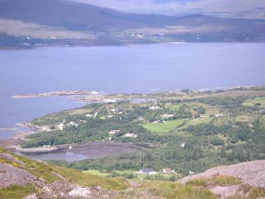 Blick vom Knockatee zum Lehid Hafen bei Ebbe und zum kenmare-bayview-lodge