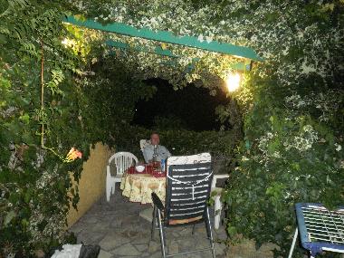 Terrassenlaube bei Nacht