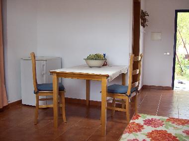 K�che mit K�hlschrank , Gasofen und gen�gend Platz. um draussen zu sitzen.