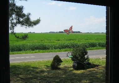 Aus dem Kchenfenster knnen sie den Deich sehen