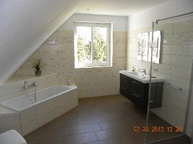 ger�umiges oberes Bad