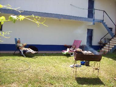 Liegewiese mit Grill grenzt direkt an den Korkwald