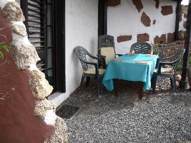 ...und auf der berdachten Gartenterasse wird in der Sonne gefrhstckt oder auch abdends gegrillt 