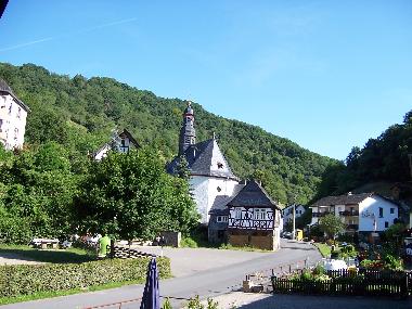 Die "Ortsmitte" von Sauerthal mit Kirche