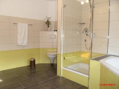 Bad im Obergeschoss mit Badewanne und Dusche