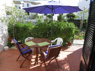 Vorderer Patio. 2 Patios, Balkon und Dachterrasse bieten viele Rückzugsmöglichkeiten, Sonne und Scha