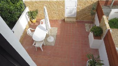 Mediterraner Patio hinter dem Haus