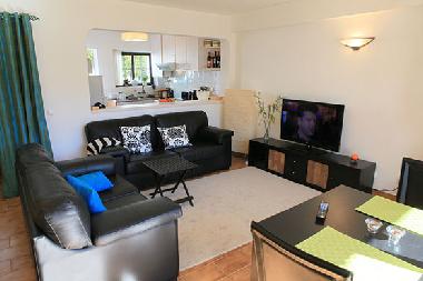 Blick über die Theke zur Küche