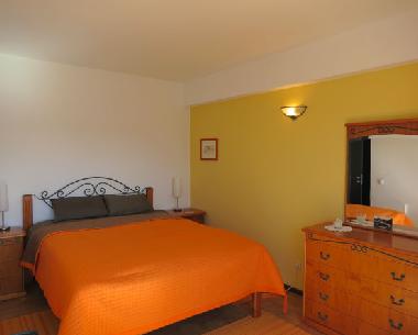 1.Stock: Schlafzimmer, frz. Bett 150x190cm Komfortmatraze, Sdbalkon, kl. Schreibtisch