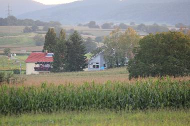 Unser Haus in die Landschaft eingebettet mit Blick auf die Pflzer Berge und das Elsass