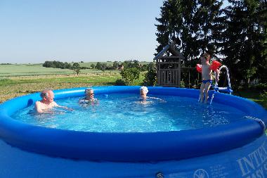 Wenn auch nur ein einfacher Pool im Garten: im Sommer haben Alt und Jung ihre Freude