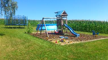 Groer eigener Spielplatz mit Trampolin und Pool