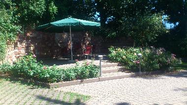 Windgeschtzte Sandsteinterrasse, steht allen Gsten zur Verfgung