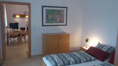 Fewo mit 1 Schlafzimmer: das Schlafzimmer mit Blick auf den Garten