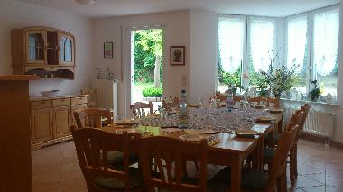 Aufenthaltsraum mit Kchenzeile. Hier haben bis zu 15 Personen Platz