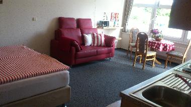 Appartement: die groe Fensterfront lsst viel Licht ins ruhige und ebenerdige Appartement