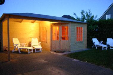Entspannen Sie in der kostenlosen Au�en-SAUNA mit Freisitz zur Terrasse