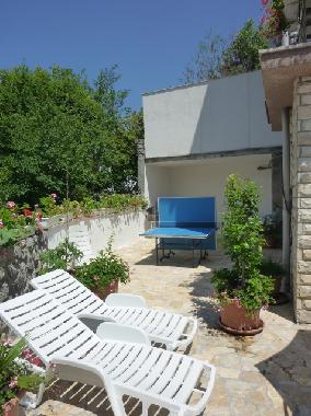 Bei Pool Sonnenbank mit Tischtennisplatte Grillplatz