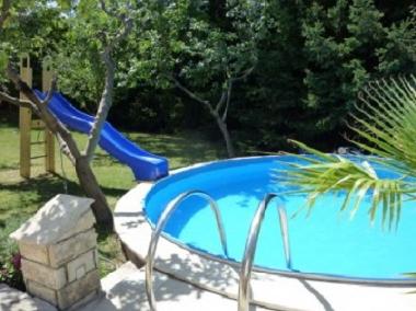 Pool mit Wasserrutsche Garten