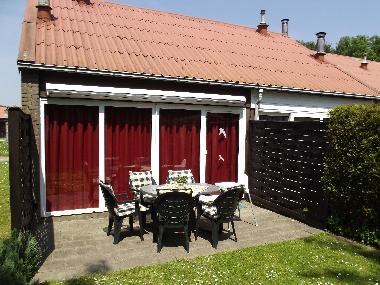 Rckseite des Hauses mit Terrasse, Markise und Gartenmbel